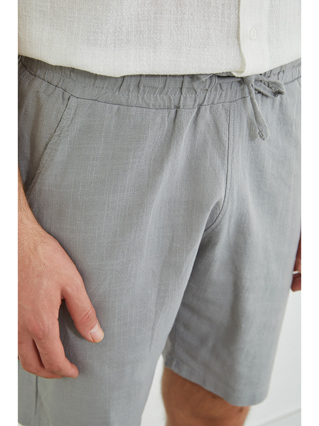 Gri Beli Bağlamalı Keten Görünümlü Şort-4