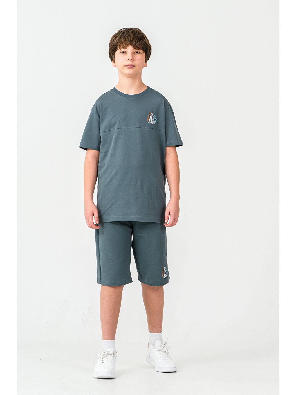 Gri Üst Ön Nakışlı Arka Baskılı Alt Sol Bacak Nakışlı Erkek Çocuk Şort - Tişört Takımı