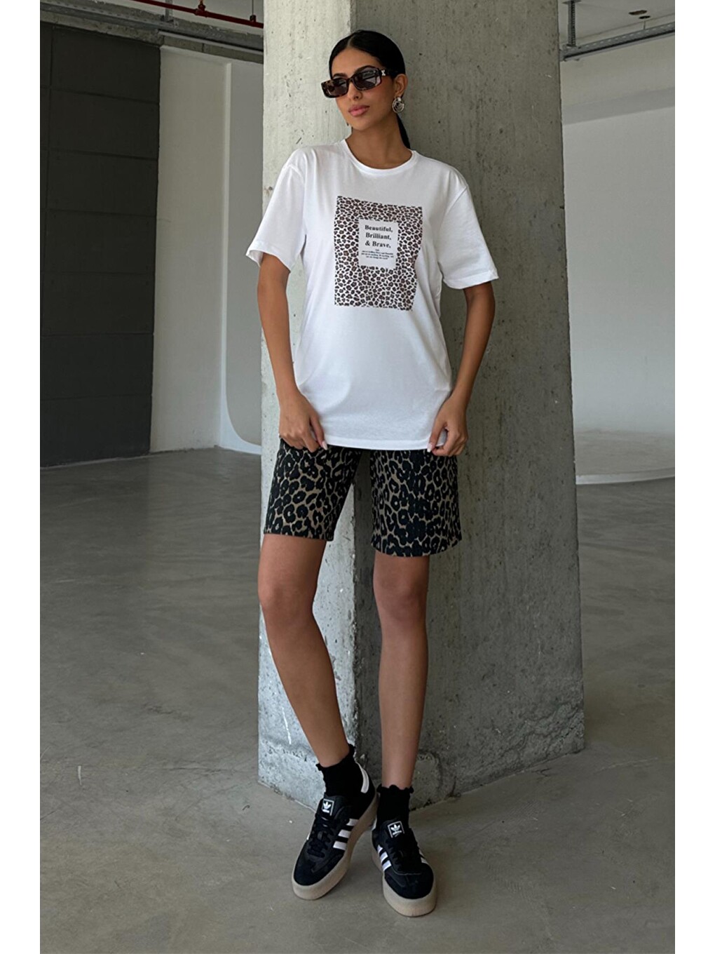 Beyaz Leopar & Slogan Baskılı Yapay Zeka Tasarımı Ekolojik Penye Oversize %100 Pamuk Kadın Tişört @BlahxAi-1