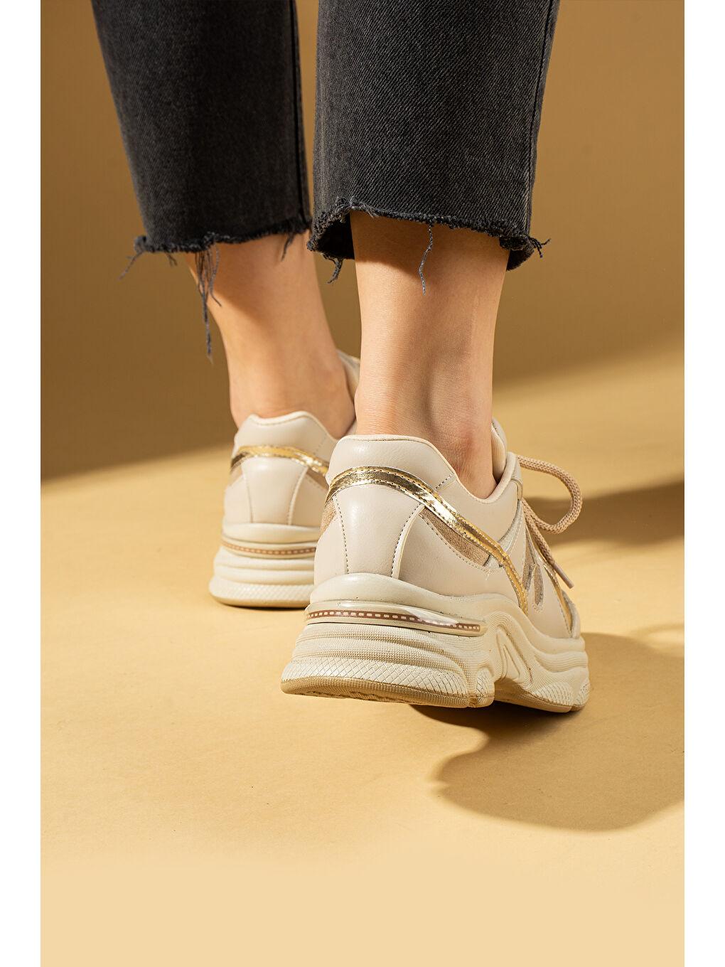Bej Taş Detaylı Rahat Taban Bağcıklı Kadın Sneaker 36-874-25-2