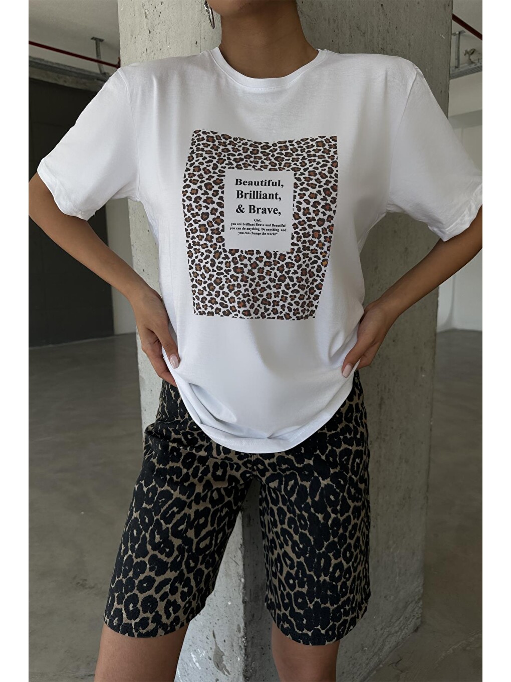 Beyaz Leopar & Slogan Baskılı Yapay Zeka Tasarımı Ekolojik Penye Oversize %100 Pamuk Kadın Tişört @BlahxAi-4