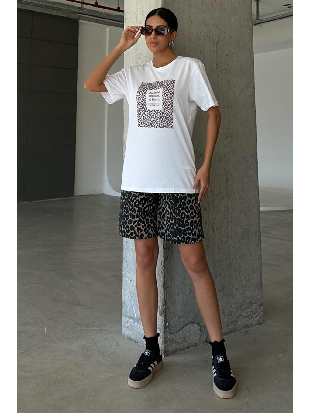 Beyaz Leopar & Slogan Baskılı Yapay Zeka Tasarımı Ekolojik Penye Oversize %100 Pamuk Kadın Tişört @BlahxAi-5
