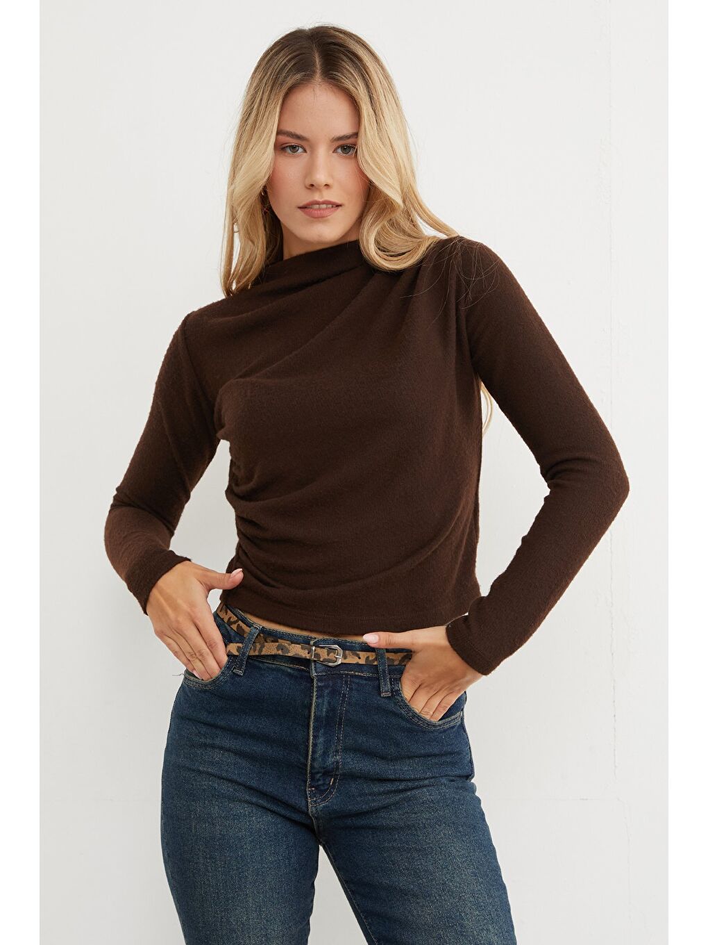Kahverengi Yanı Drapeli Dik Yaka Triko Bluz