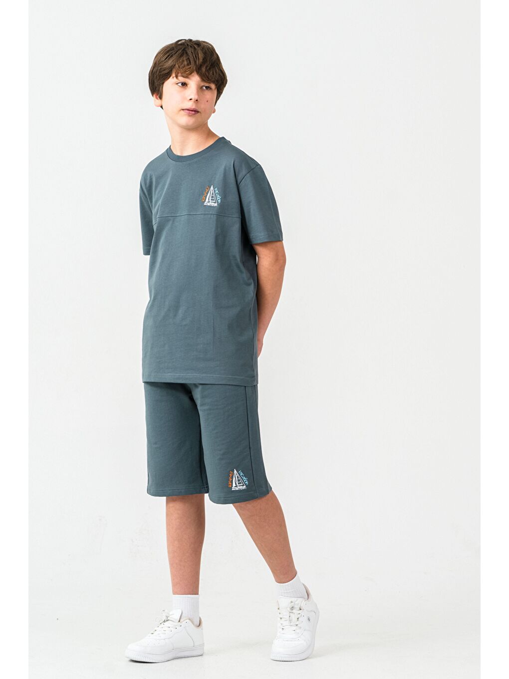 Gri Üst Ön Nakışlı Arka Baskılı Alt Sol Bacak Nakışlı Erkek Çocuk Şort - Tişört Takımı-1