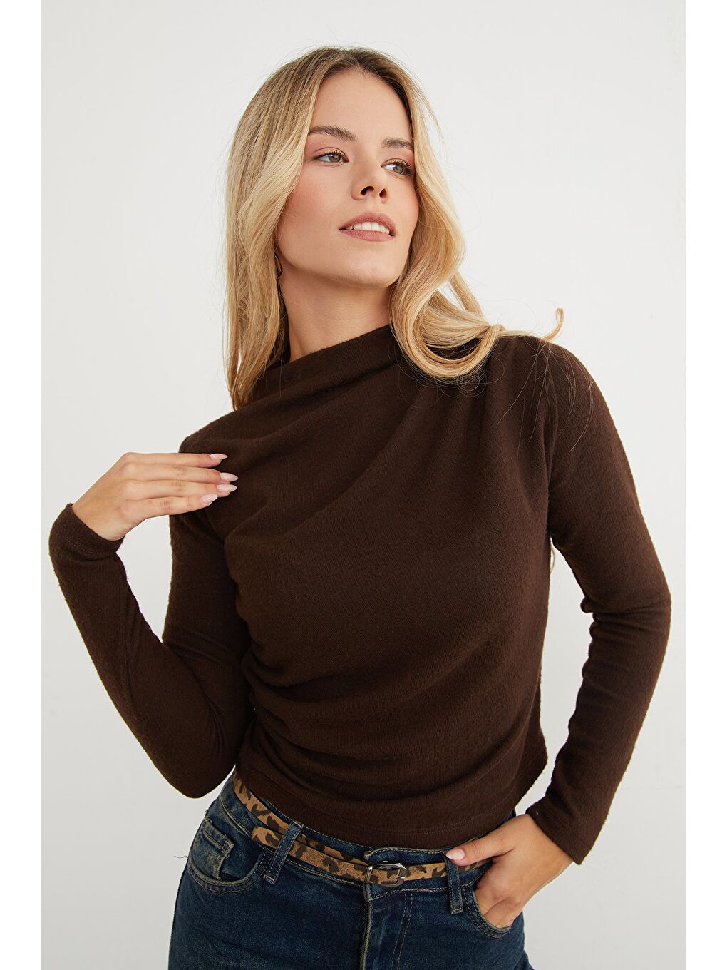 Kahverengi Yanı Drapeli Dik Yaka Triko Bluz-1