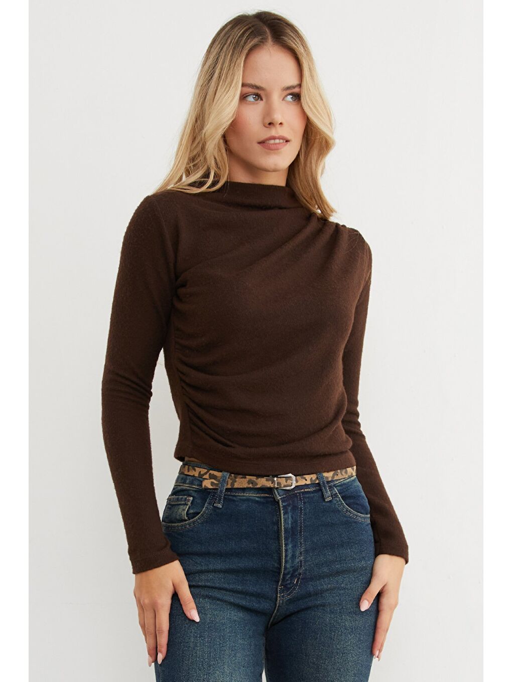 Kahverengi Yanı Drapeli Dik Yaka Triko Bluz-4