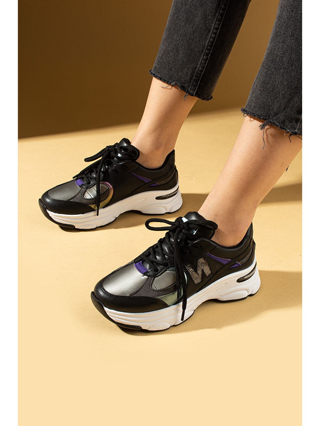 Siyah Taş Detaylı Rahat Taban Bağcıklı Kadın Sneaker 36-874-25