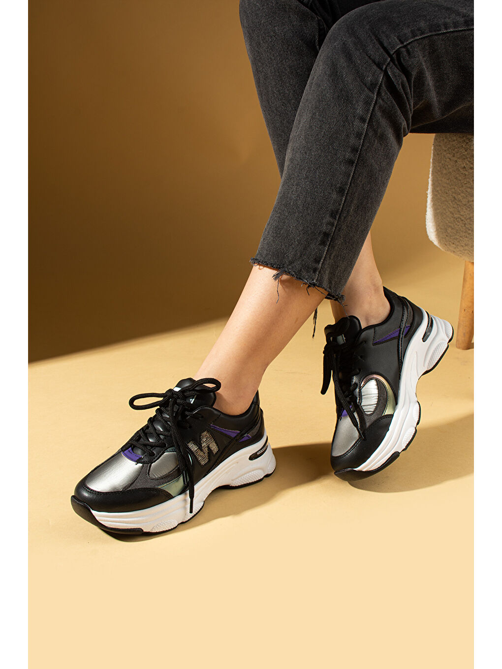 Siyah Taş Detaylı Rahat Taban Bağcıklı Kadın Sneaker 36-874-25-1