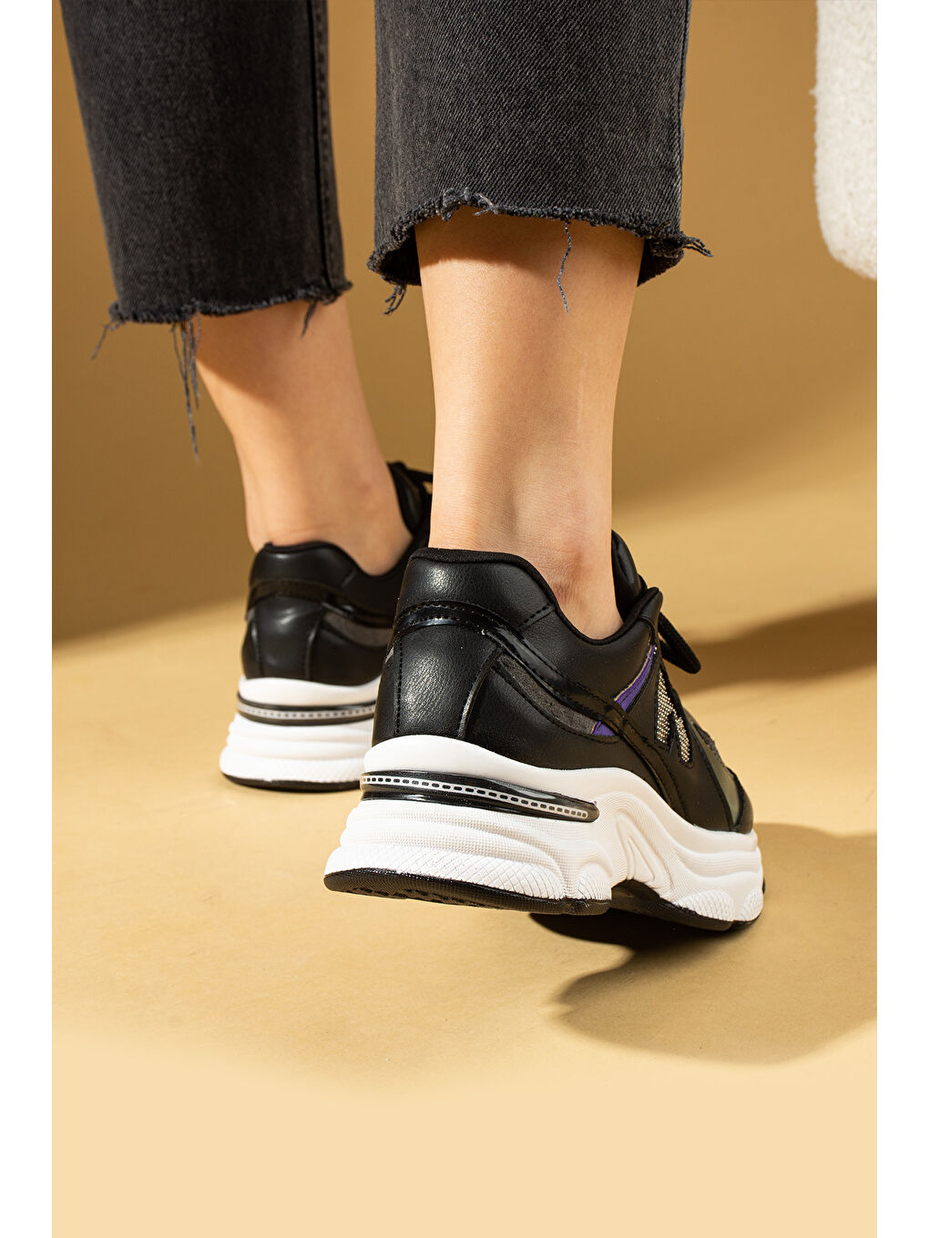 Siyah Taş Detaylı Rahat Taban Bağcıklı Kadın Sneaker 36-874-25-2