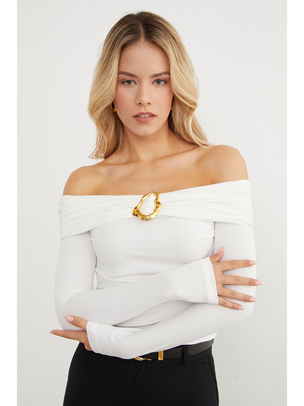 Beyaz Toka Detaylı Madonna Yaka Bluz