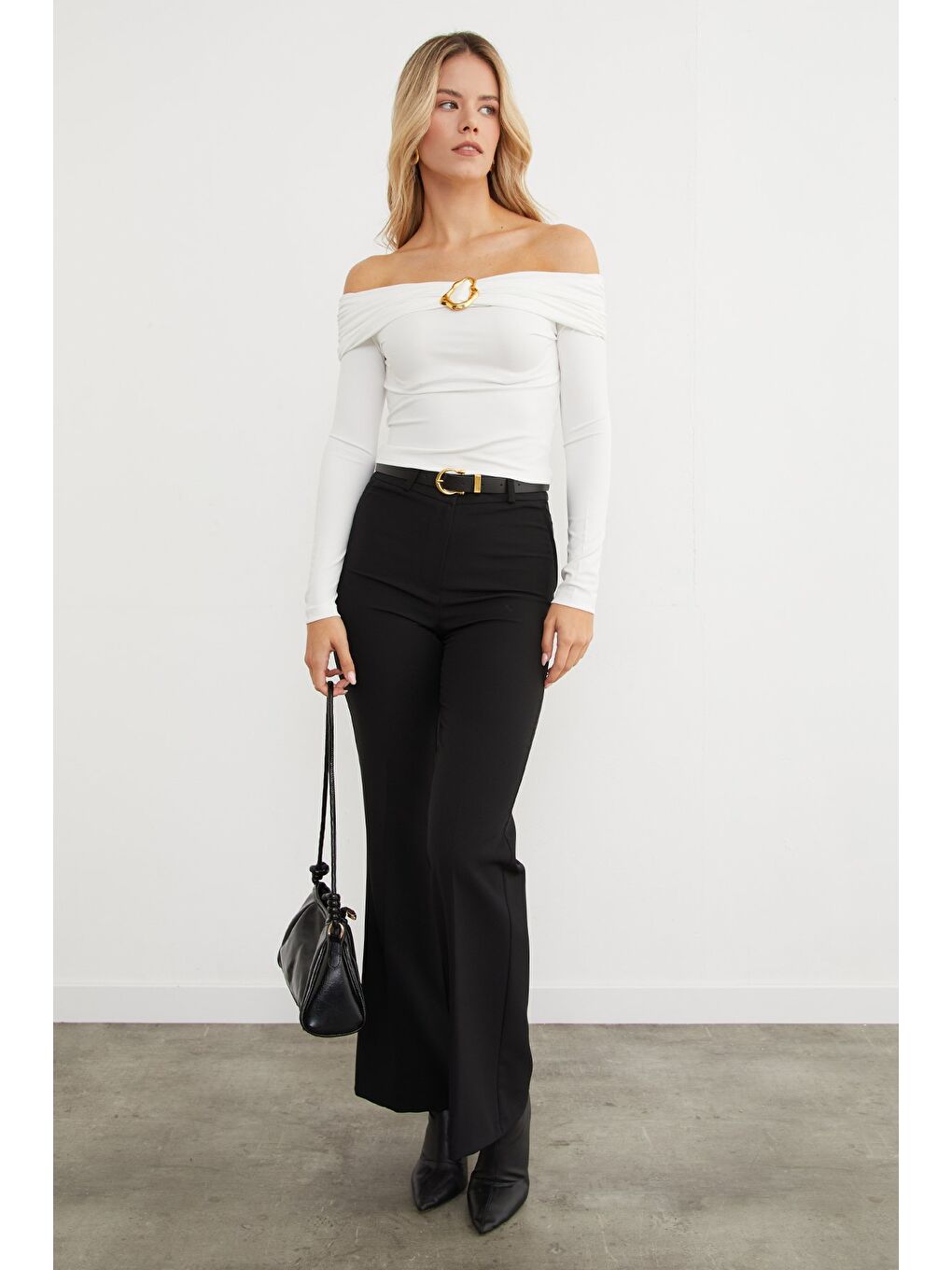 Beyaz Toka Detaylı Madonna Yaka Bluz-1