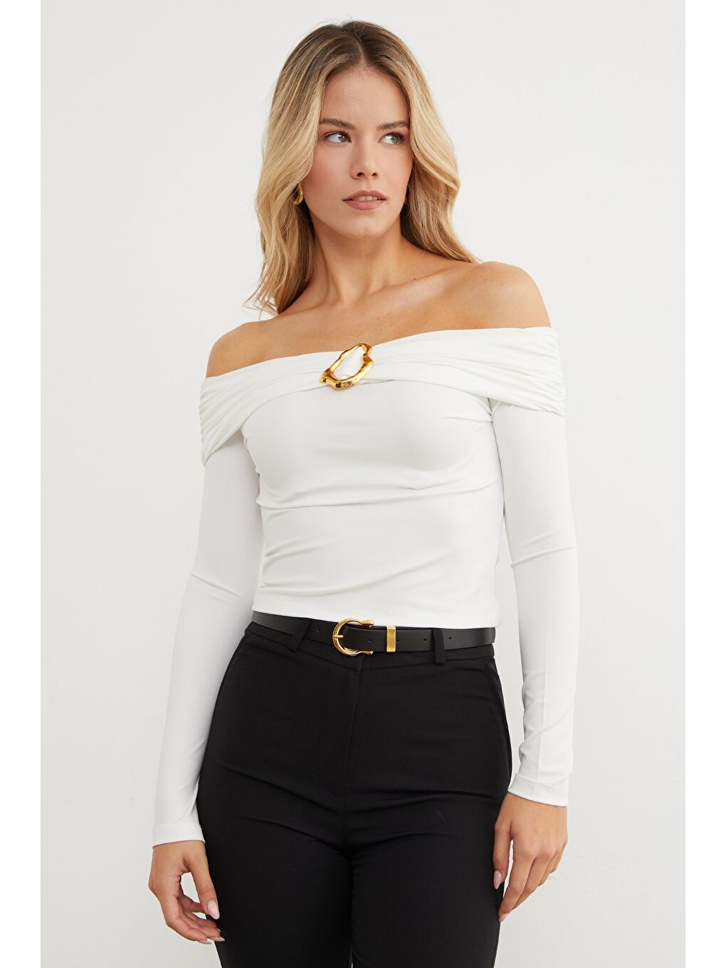 Beyaz Toka Detaylı Madonna Yaka Bluz-2