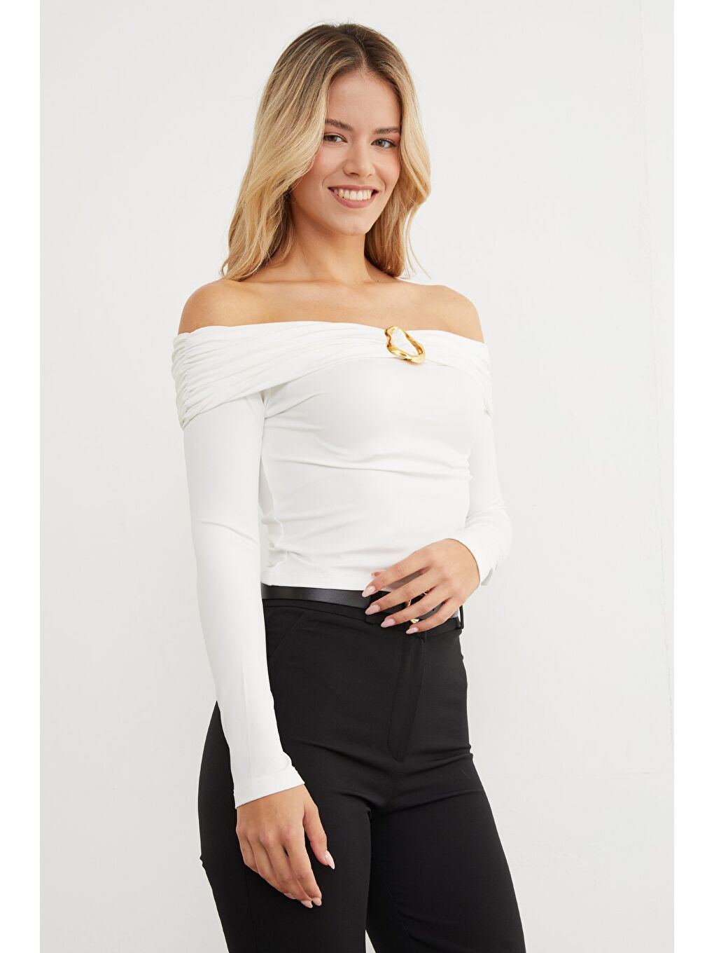 Beyaz Toka Detaylı Madonna Yaka Bluz-3