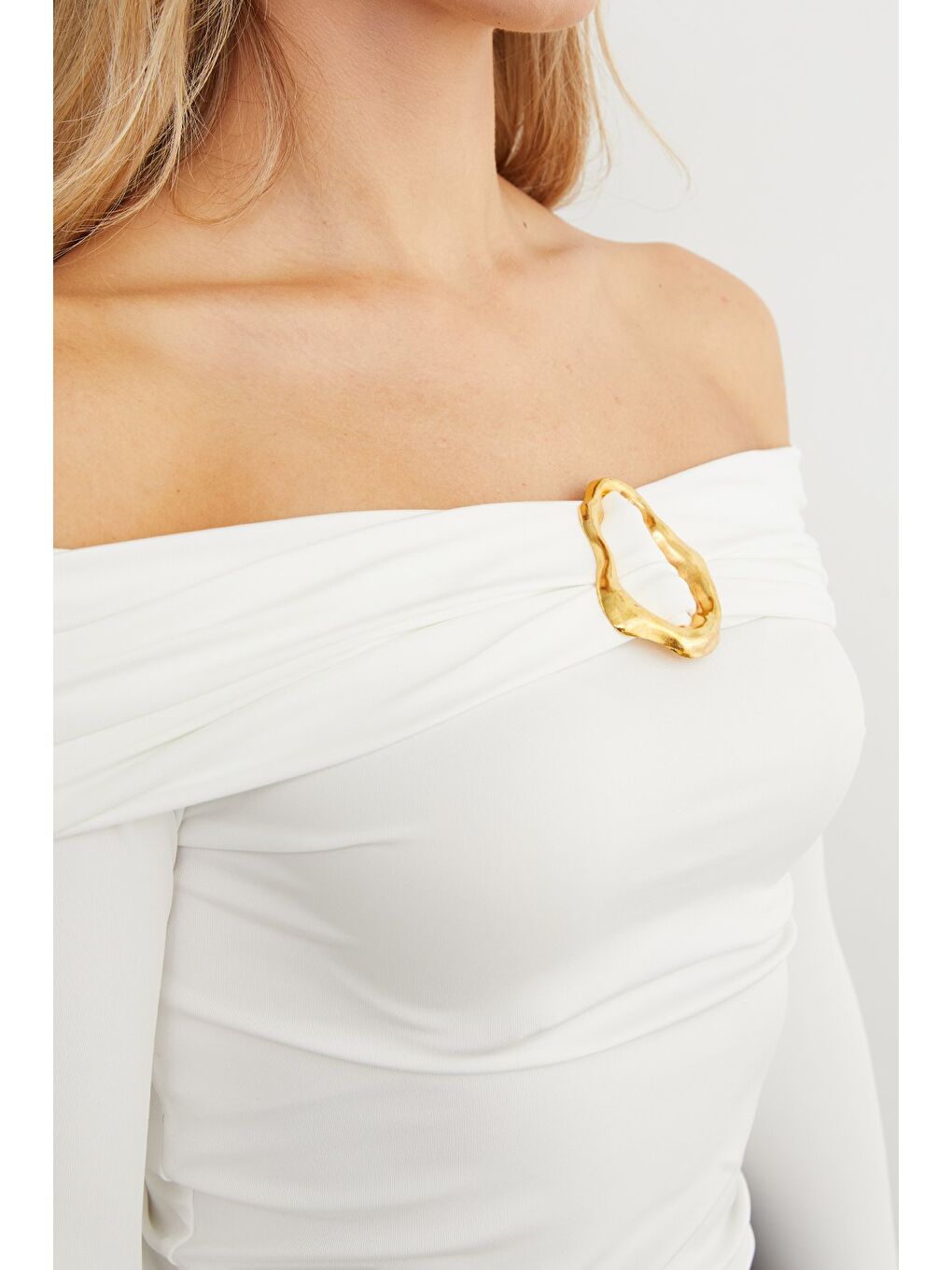 Beyaz Toka Detaylı Madonna Yaka Bluz-4