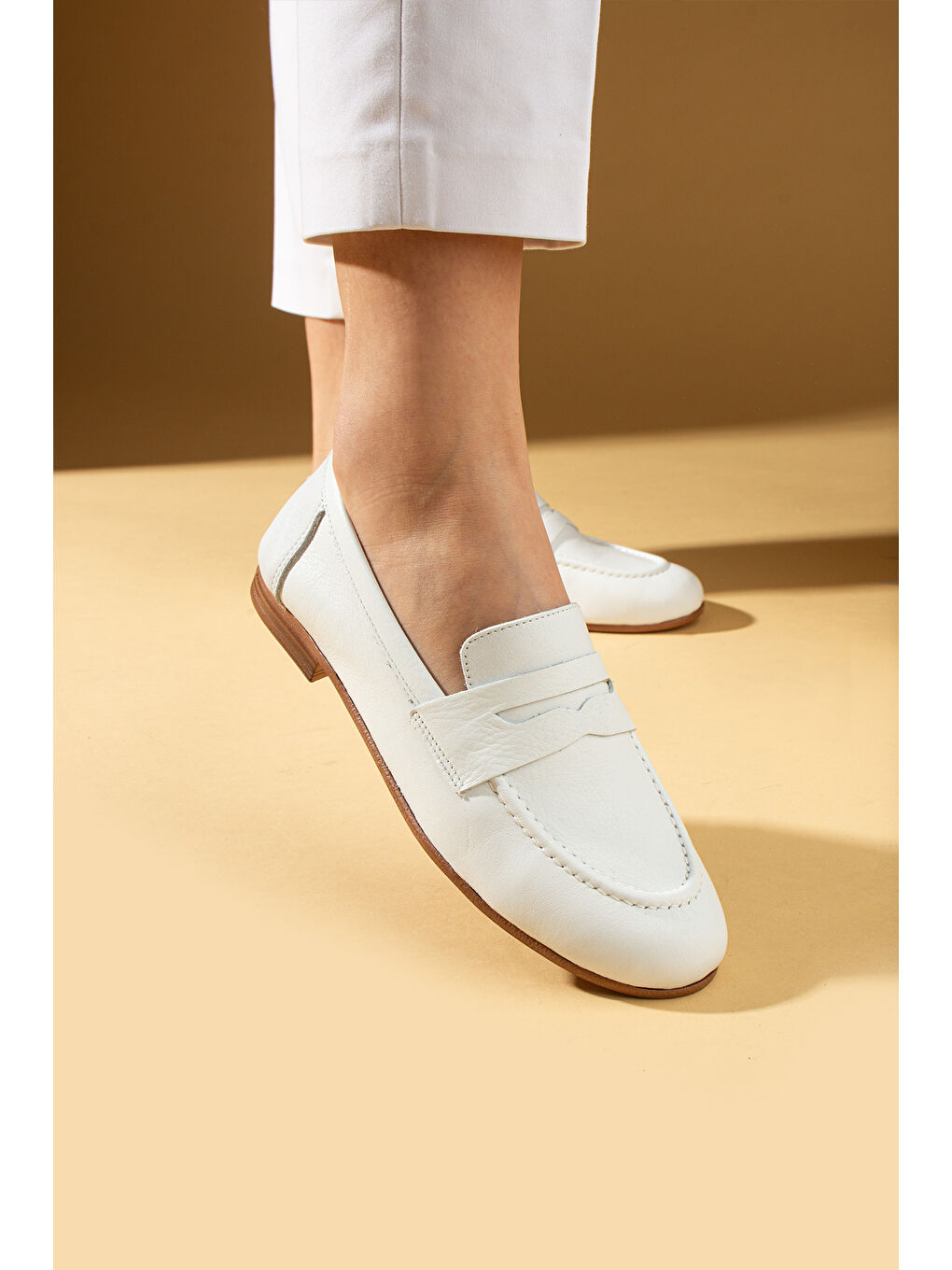 Beyaz Hakiki Deri Rahat Kalıp Kadın Babet 017-078-25-1