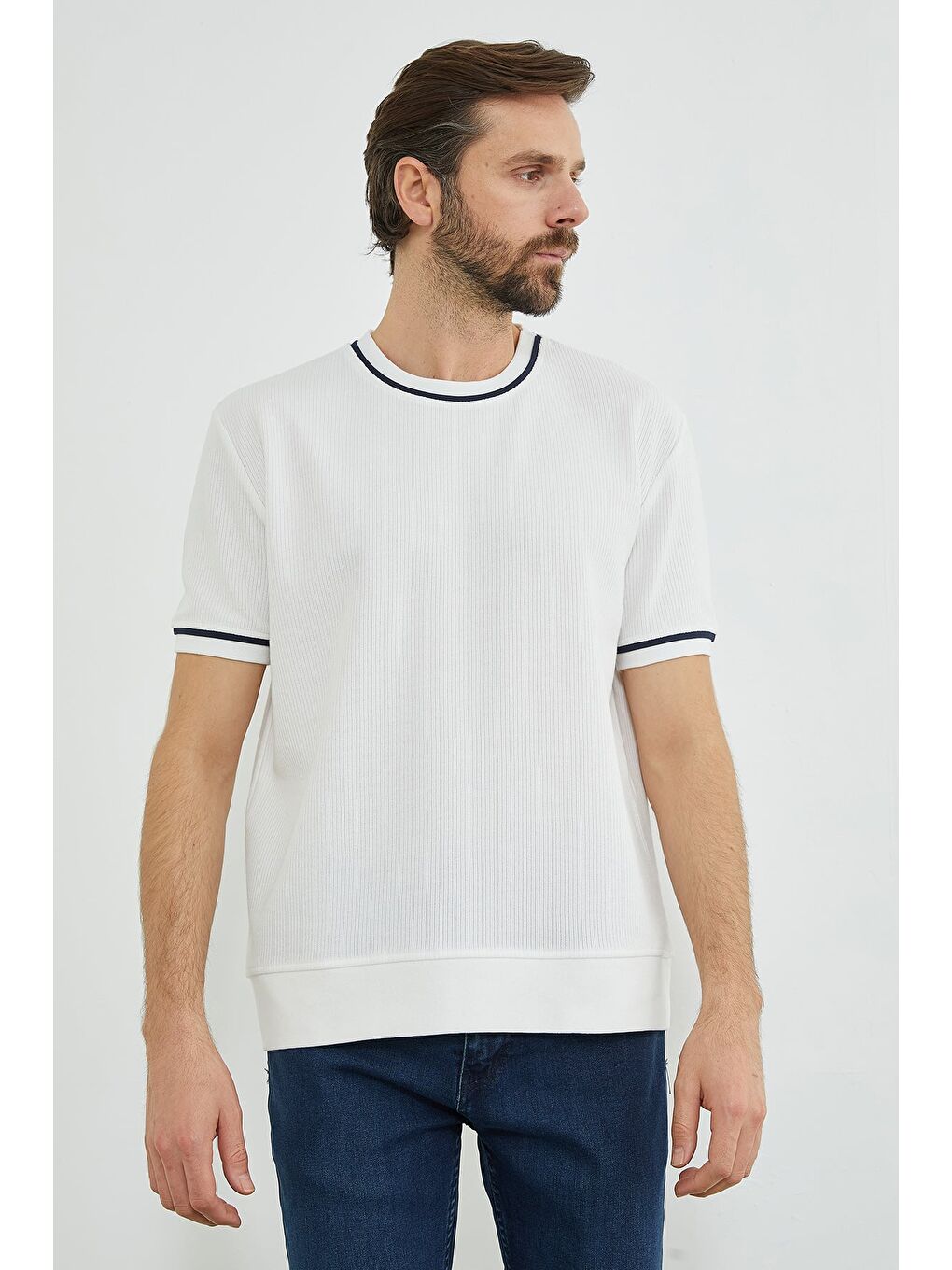 Beyaz Çizgili Bisiklet Yaka Triko Tişört-1