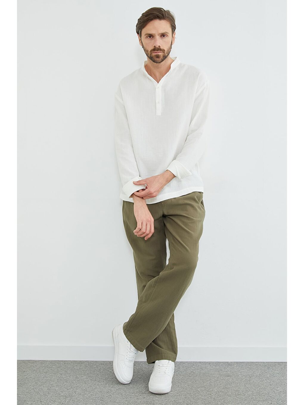 Ekru Yarım Düğmeli Hakim Yaka Müslin Kumaş Gömlek-2