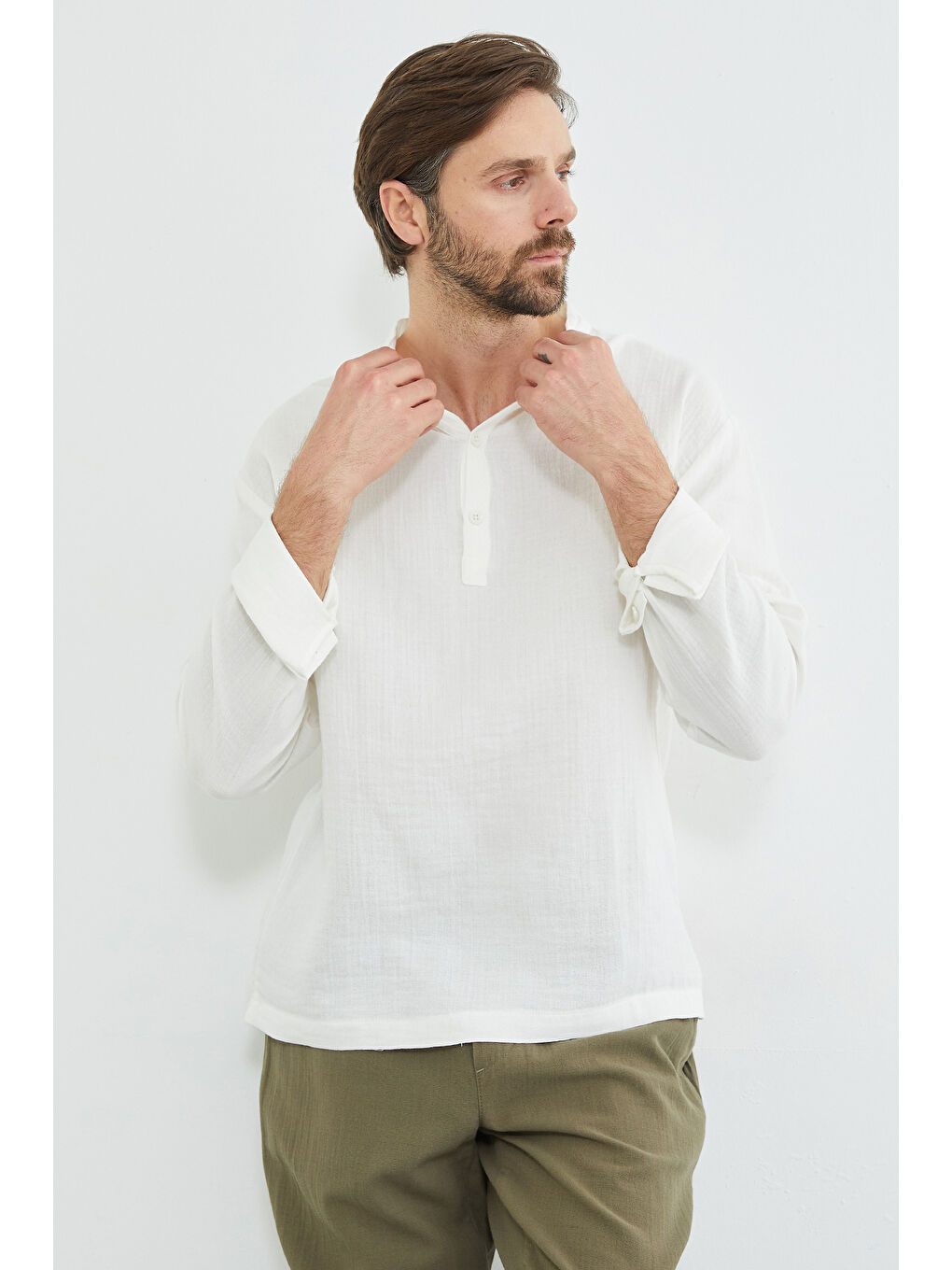 Ekru Yarım Düğmeli Hakim Yaka Müslin Kumaş Gömlek-3