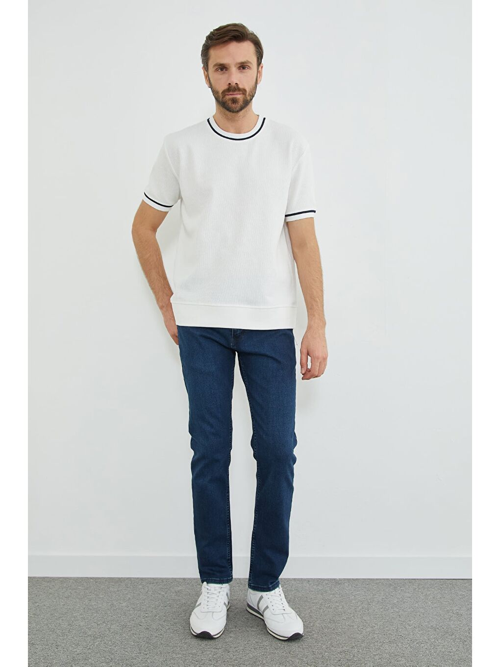 Beyaz Çizgili Bisiklet Yaka Triko Tişört-3