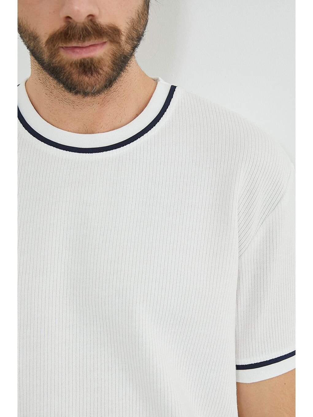 Beyaz Çizgili Bisiklet Yaka Triko Tişört-4