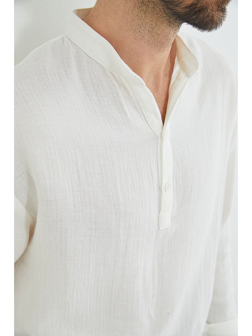 Ekru Yarım Düğmeli Hakim Yaka Müslin Kumaş Gömlek-4