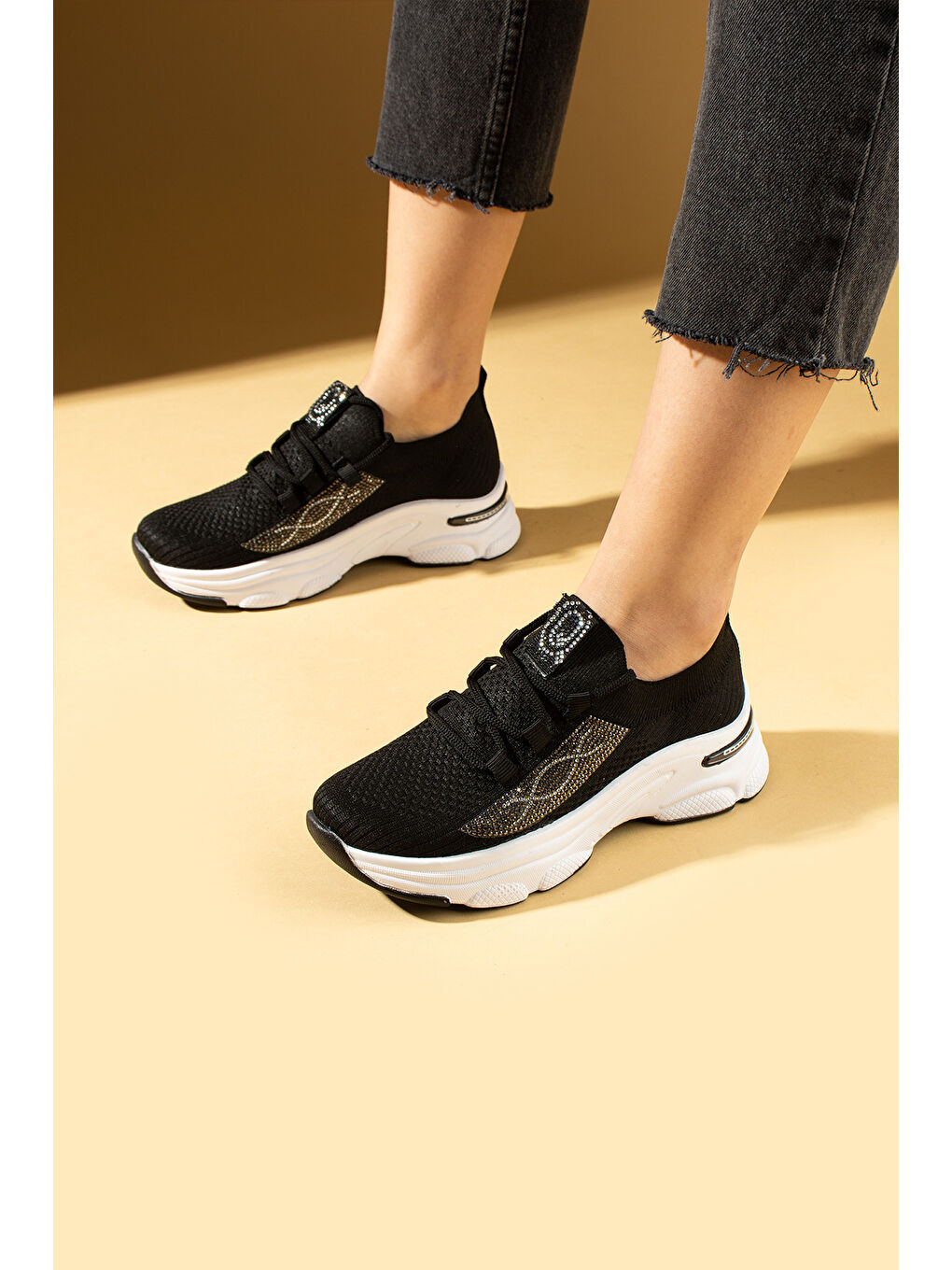 Siyah Taş Detaylı Bağcıklı Triko Rahat Taban Kadın Sneakers 36-871-25