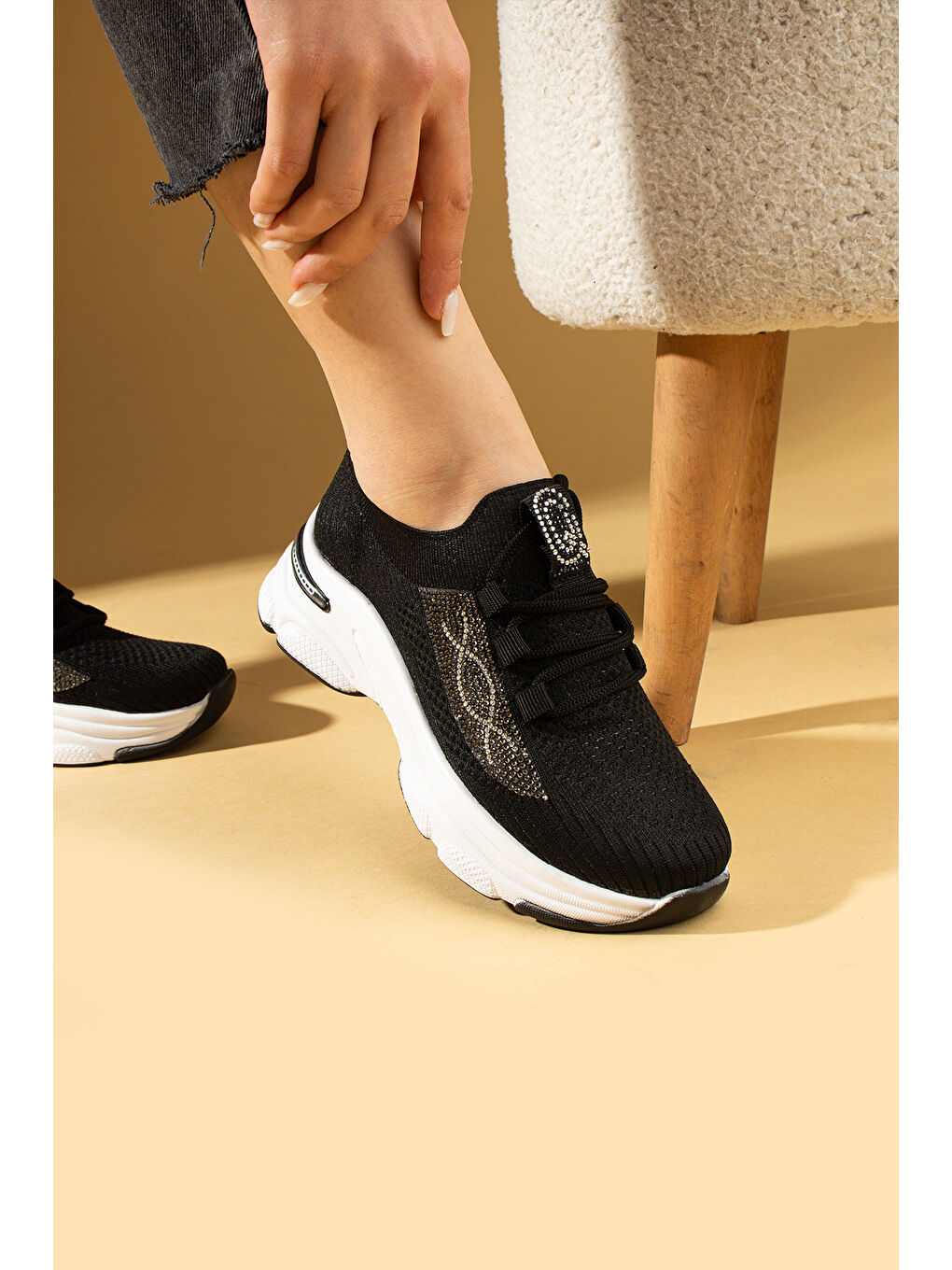 Siyah Taş Detaylı Bağcıklı Triko Rahat Taban Kadın Sneakers 36-871-25-1