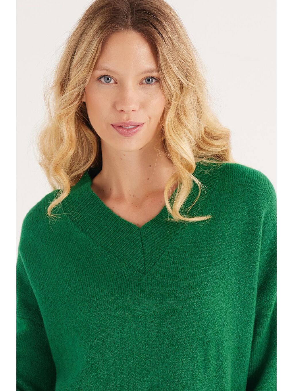 Kadın Slim Fit Dar Kesim V Yaka Yeşil Kazak-1