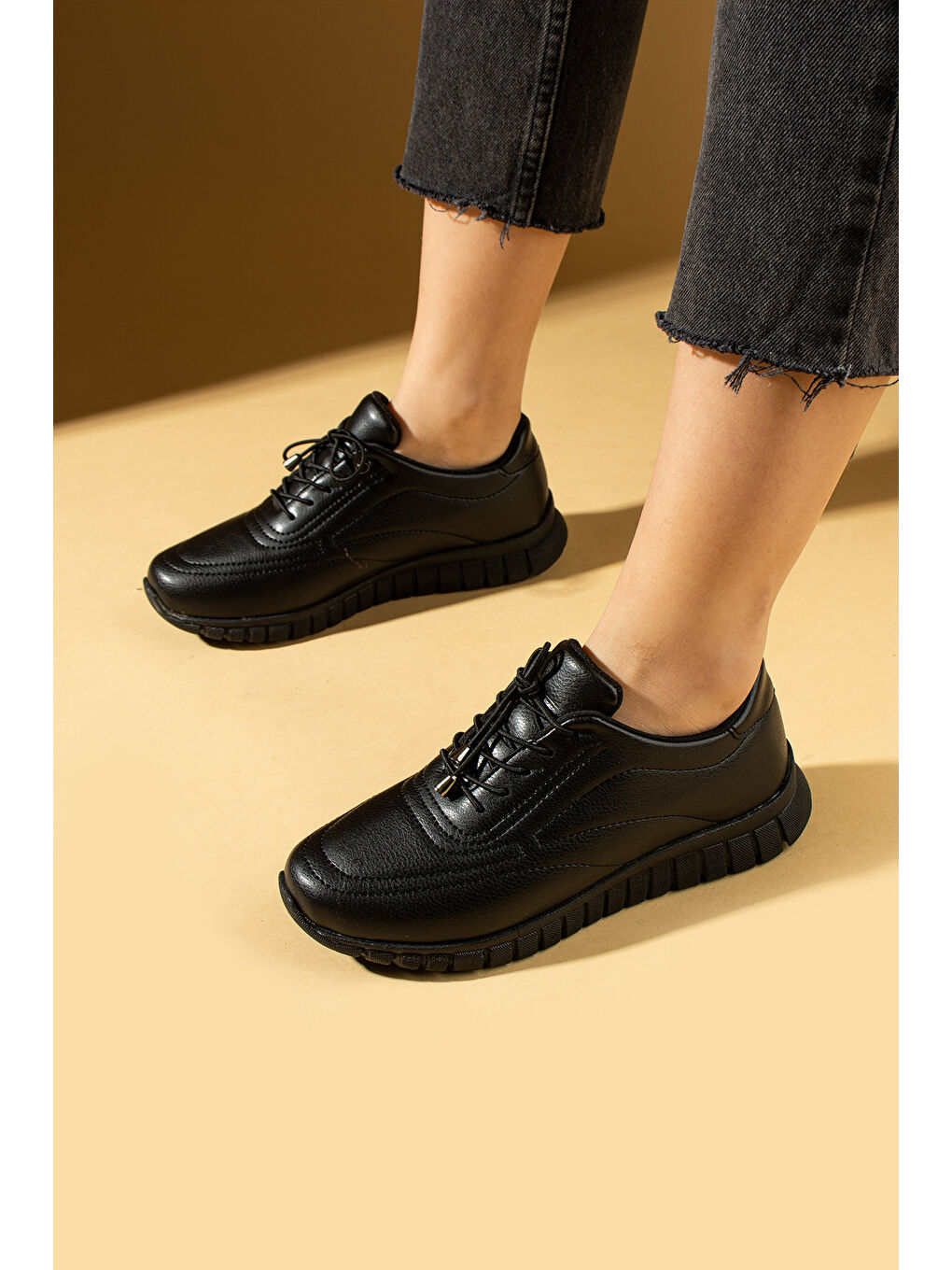 Siyah Bağcıklı Rahat Taban Kadın Sneaker 59-685-25