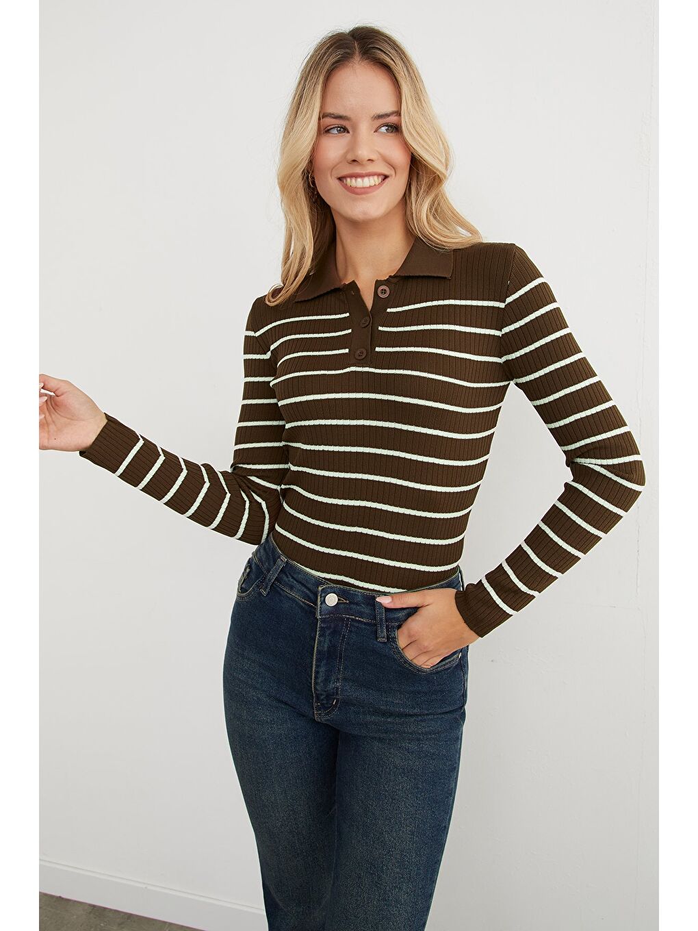 Kahverengi Çizgili Polo Yaka Yarım Düğmeli Triko Kazak