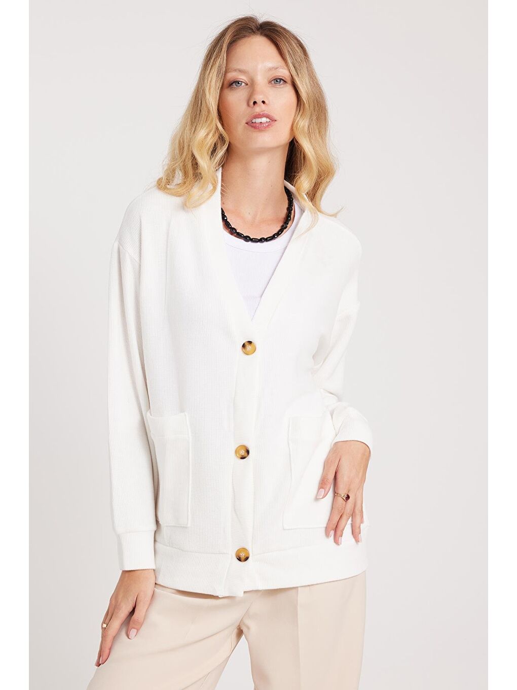 Kadın Relax Fit Rahat Kesim Örme Kumaş Çift Cepli V Yaka Ekru Hırka