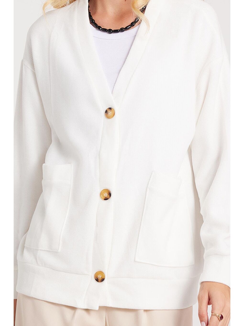 Kadın Relax Fit Rahat Kesim Örme Kumaş Çift Cepli V Yaka Ekru Hırka-1