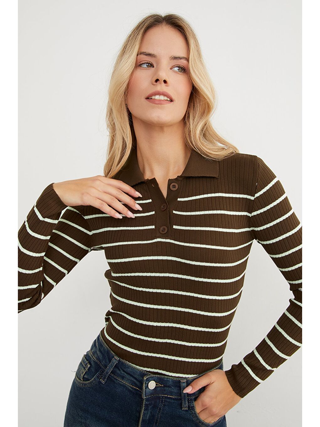 Kahverengi Çizgili Polo Yaka Yarım Düğmeli Triko Kazak-2