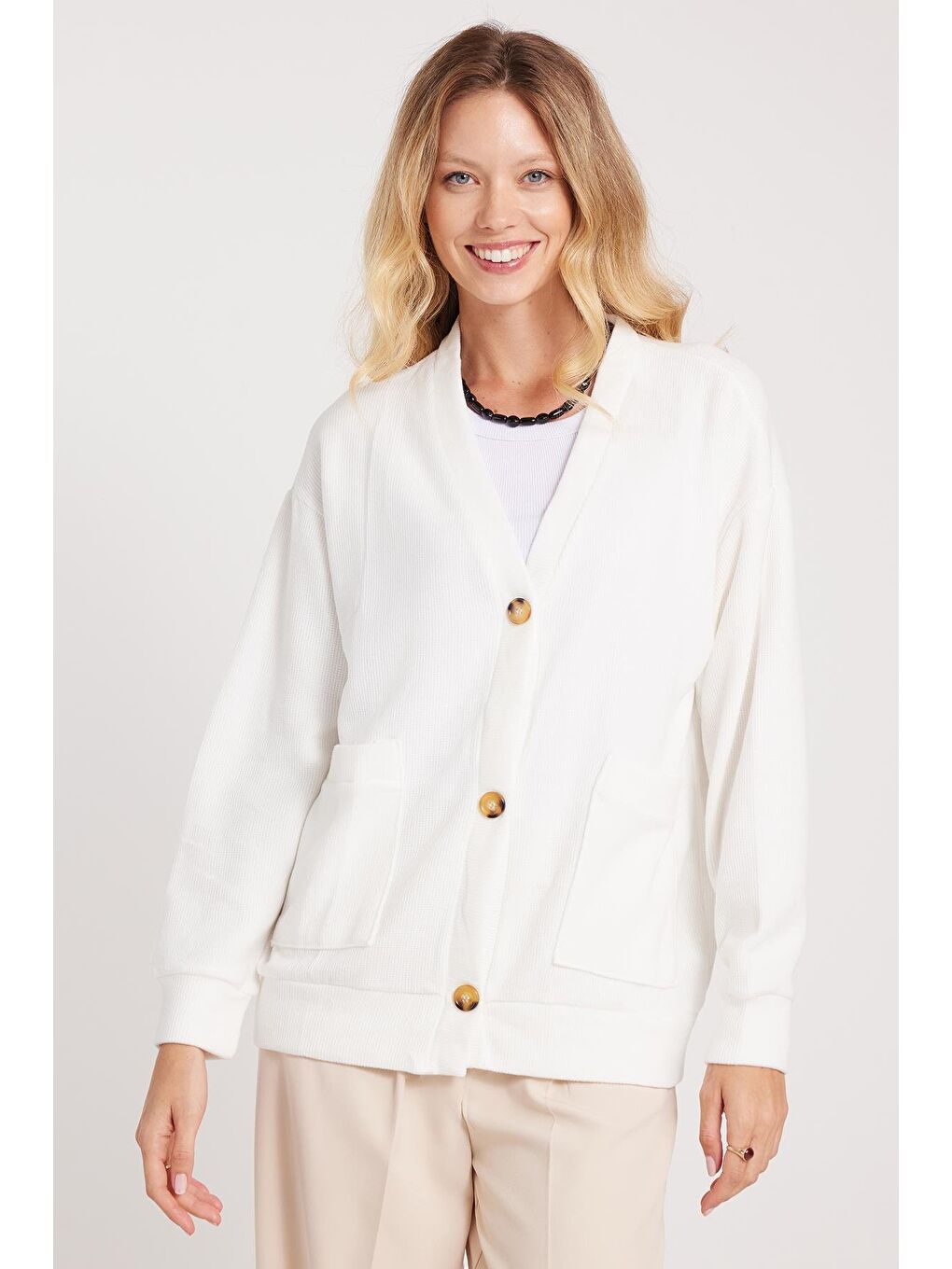 Kadın Relax Fit Rahat Kesim Örme Kumaş Çift Cepli V Yaka Ekru Hırka-3