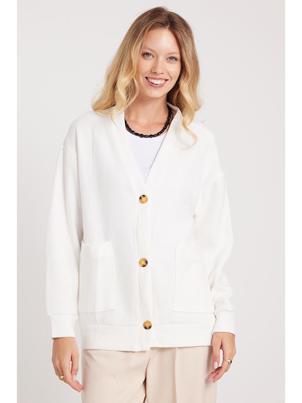 Kadın Relax Fit Rahat Kesim Örme Kumaş Çift Cepli V Yaka Ekru Hırka-4