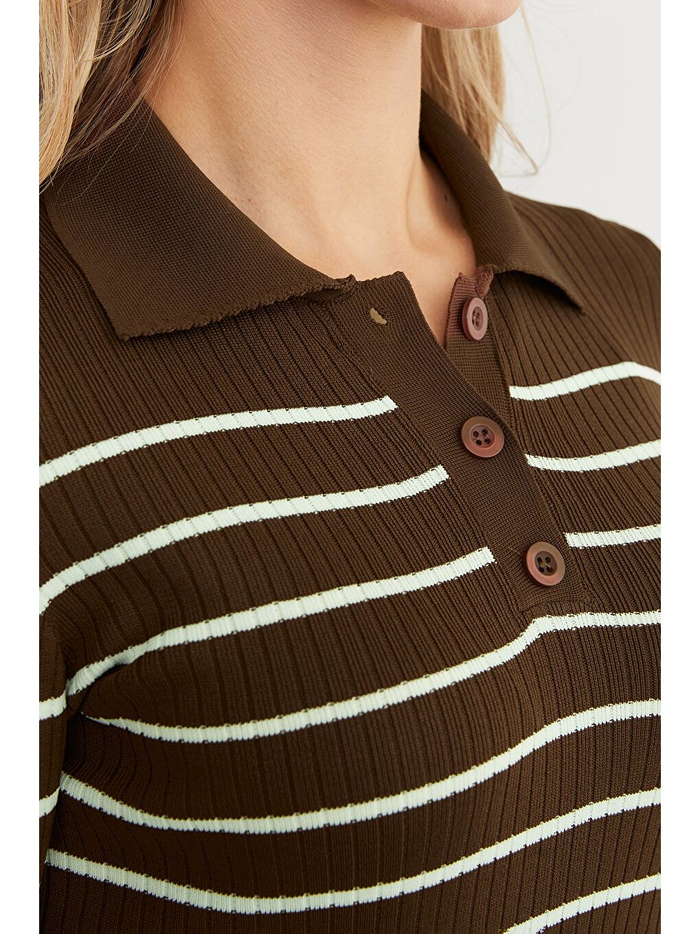Kahverengi Çizgili Polo Yaka Yarım Düğmeli Triko Kazak-4