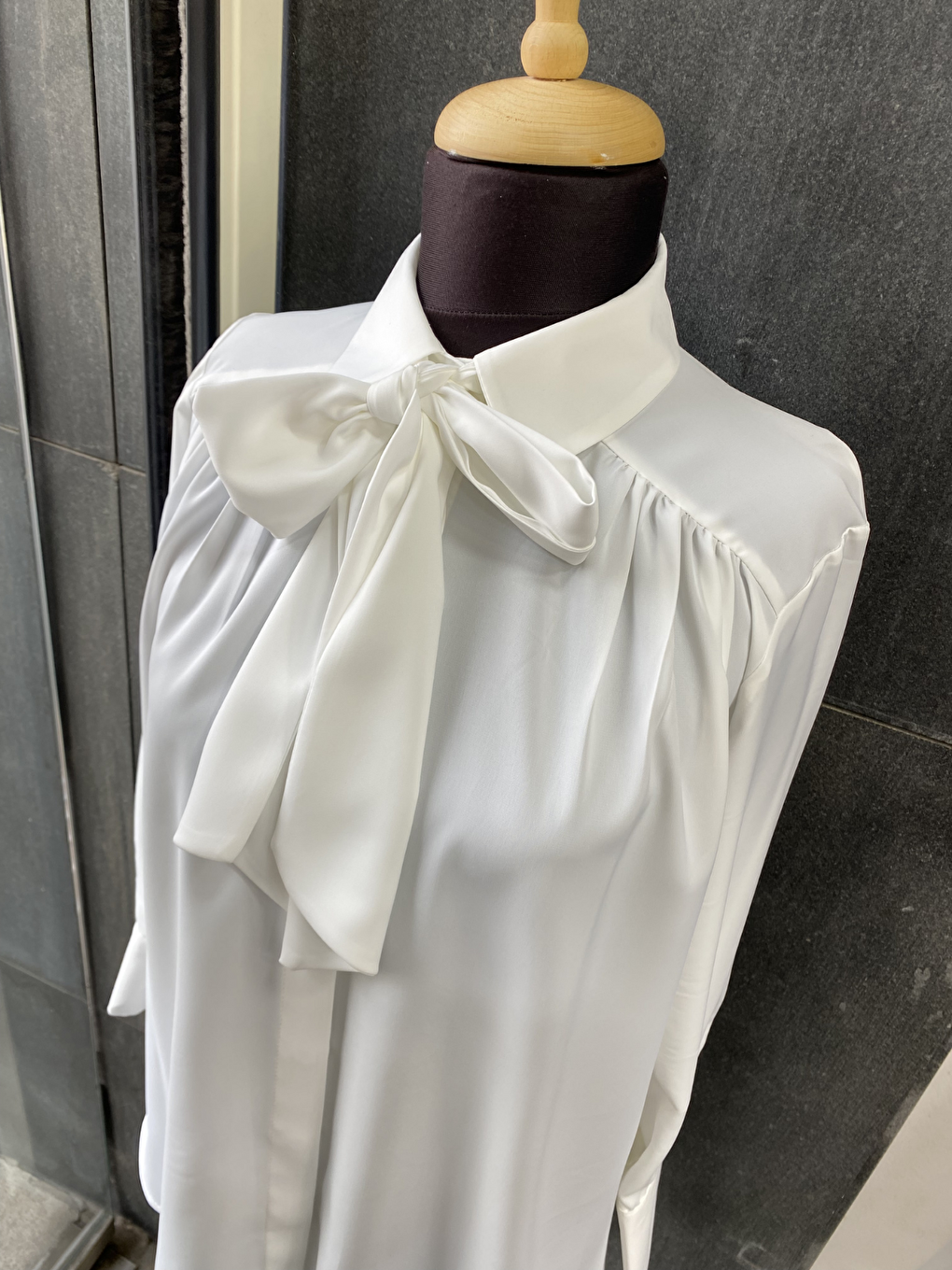 Beyaz Pile Detaylı ParisFular Yaka Gömlek-3