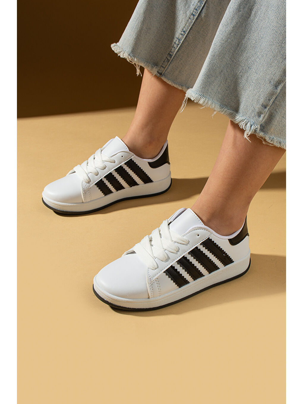 Beyaz Bağcıklı Rahat Kalıp Şerit Detaylı Comfort Kadın Sneaker 001-1015-24Syh