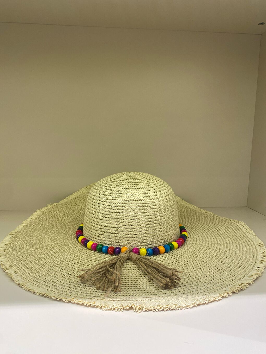 Bej Geniş Kenarlı Renkli Boncuk Detaylı Hasır Şapka HSR2087