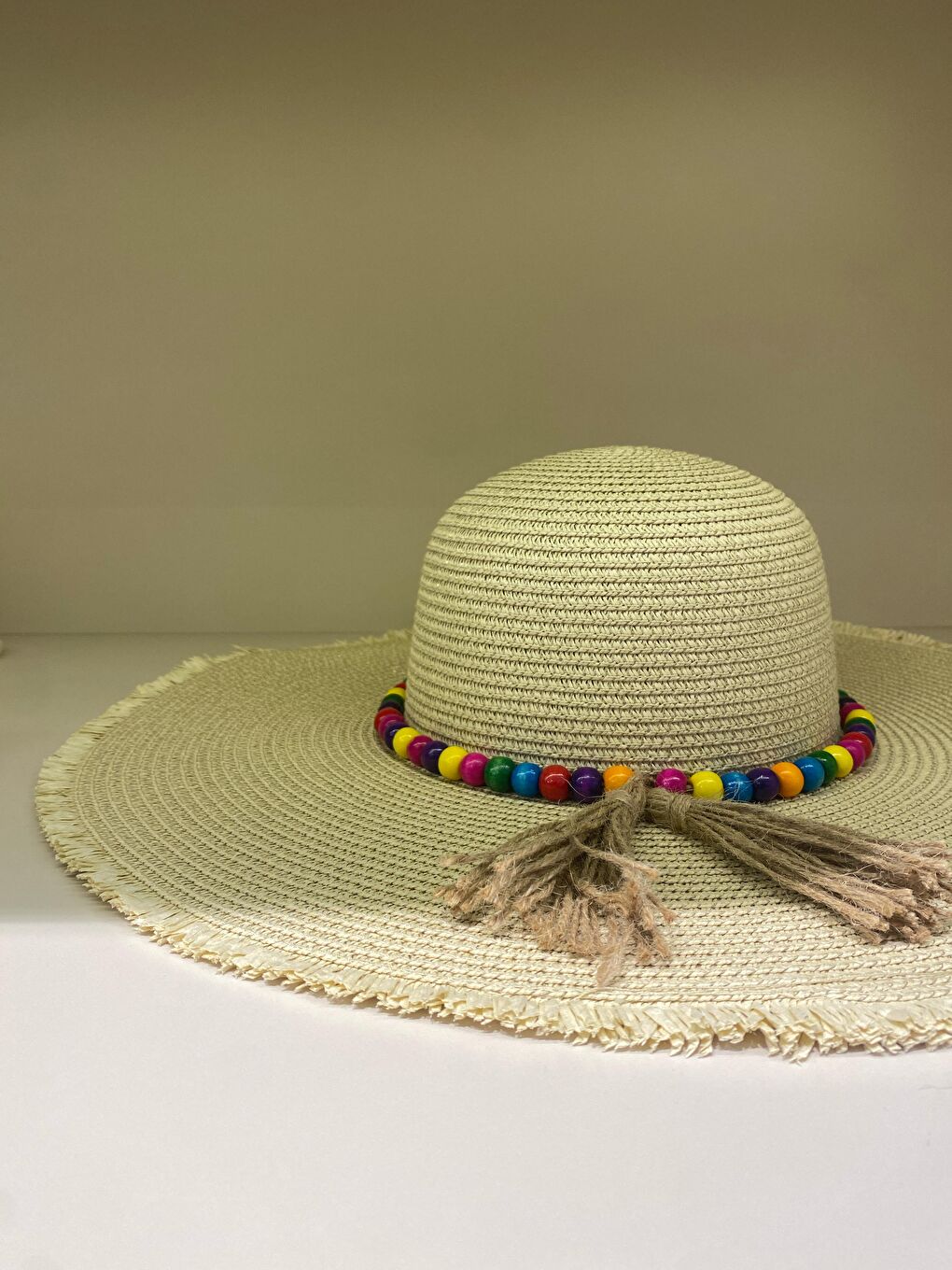 Bej Geniş Kenarlı Renkli Boncuk Detaylı Hasır Şapka HSR2087-1