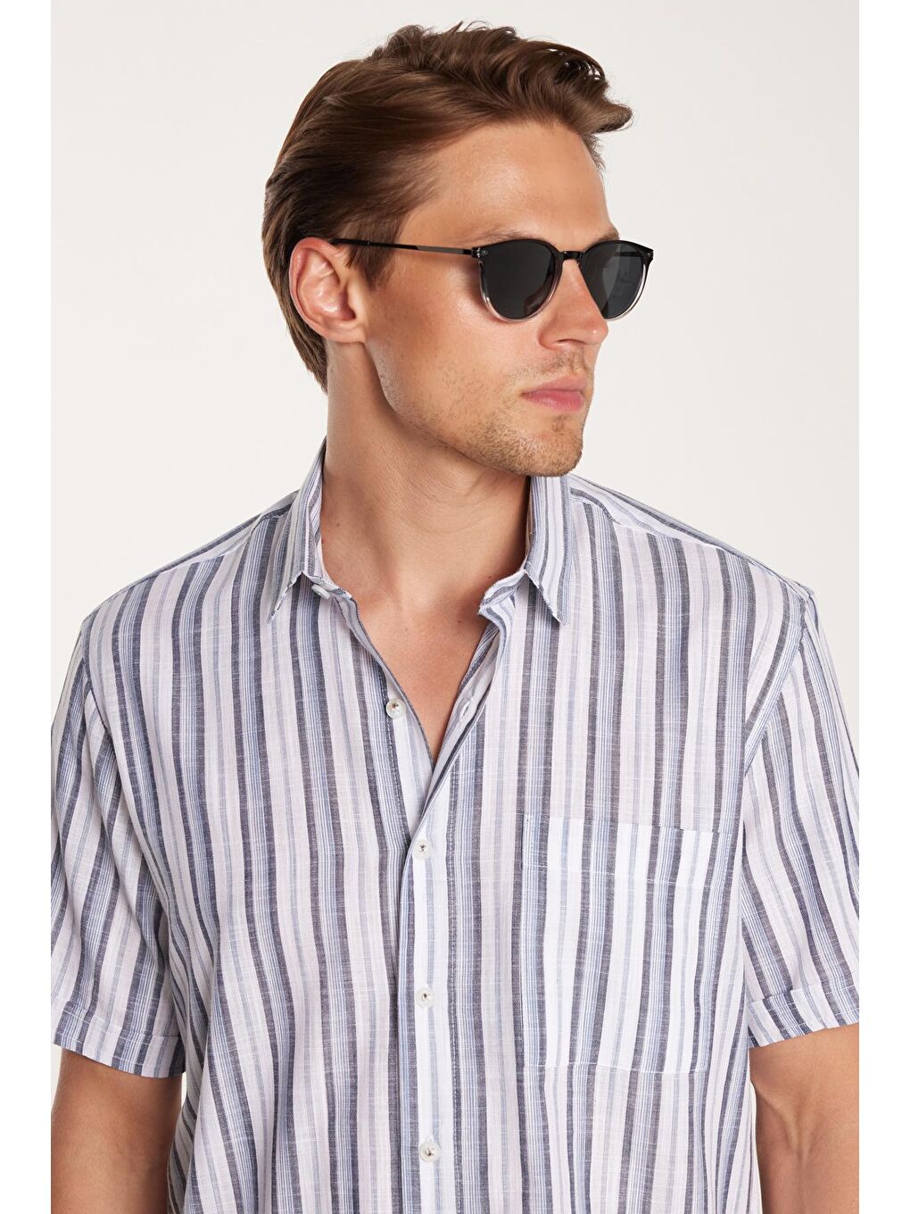 Erkek Regular Fit Klasik Kesim %100 Pamuk Kısa Kollu Keten Doku Tek Cepli Çizgili Lacivert Gömlek