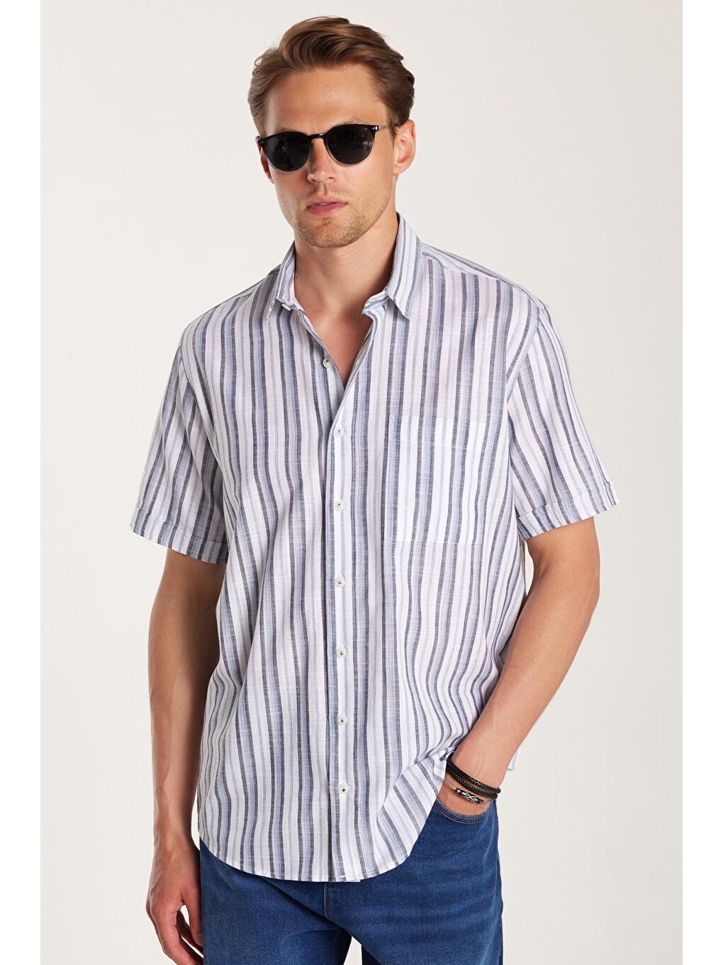 Erkek Regular Fit Klasik Kesim %100 Pamuk Kısa Kollu Keten Doku Tek Cepli Çizgili Lacivert Gömlek-1