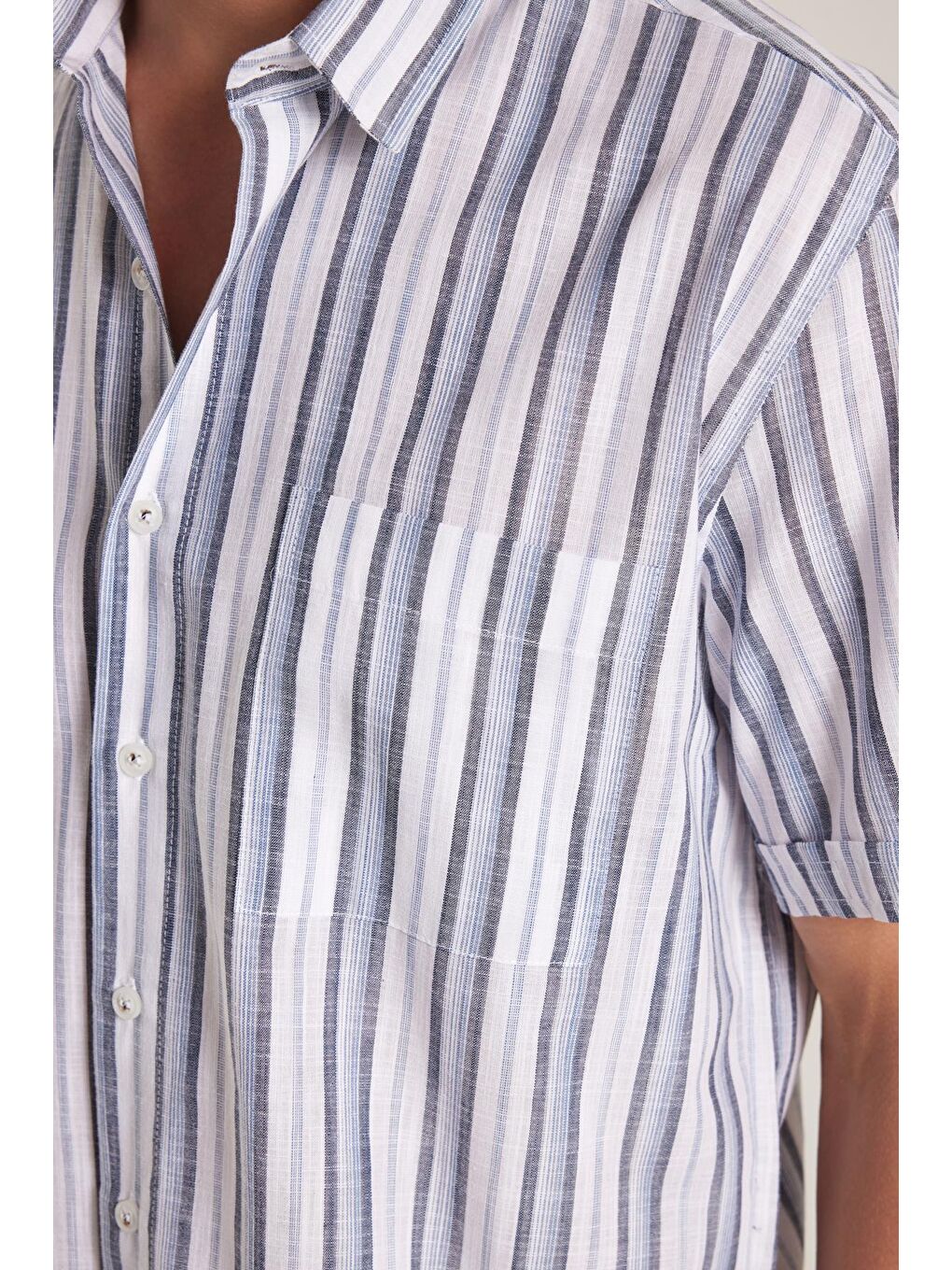 Erkek Regular Fit Klasik Kesim %100 Pamuk Kısa Kollu Keten Doku Tek Cepli Çizgili Lacivert Gömlek-2