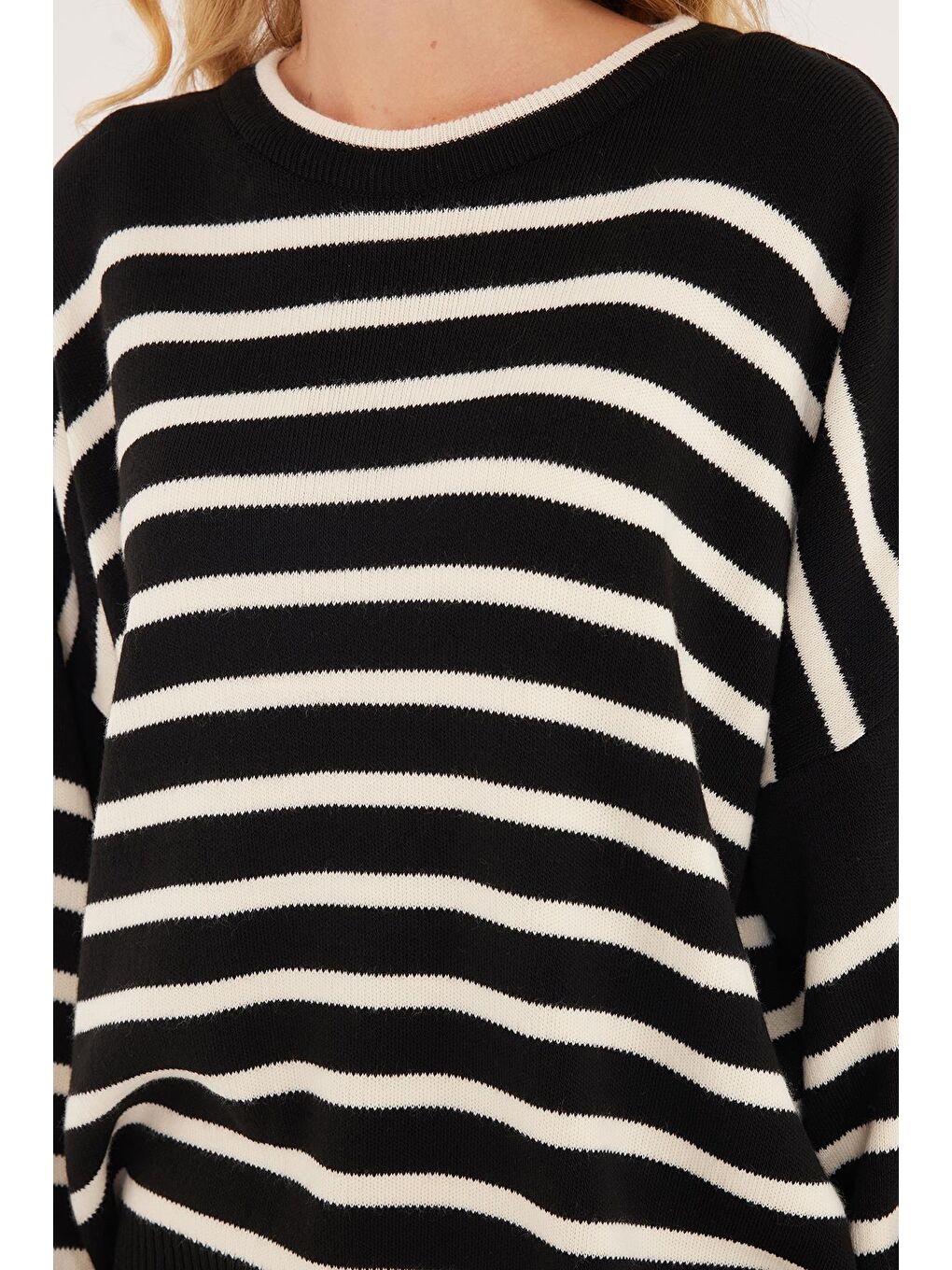 Kadın Oversize Geniş Kesim Bisiklet Yaka Çizgili Siyah Kazak-2