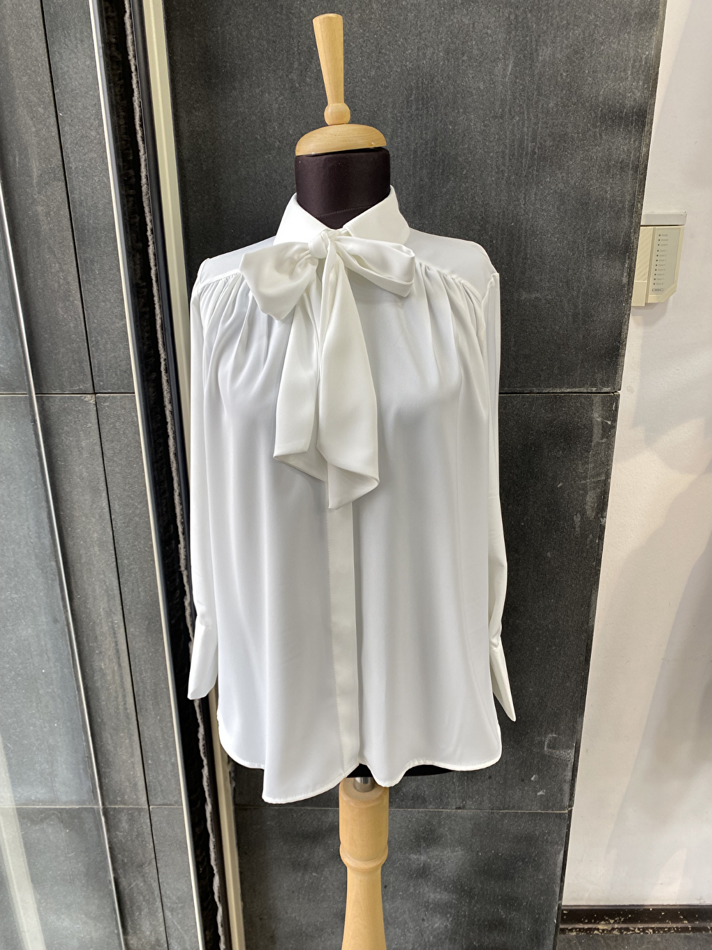 Beyaz Pile Detaylı ParisFular Yaka Gömlek-6