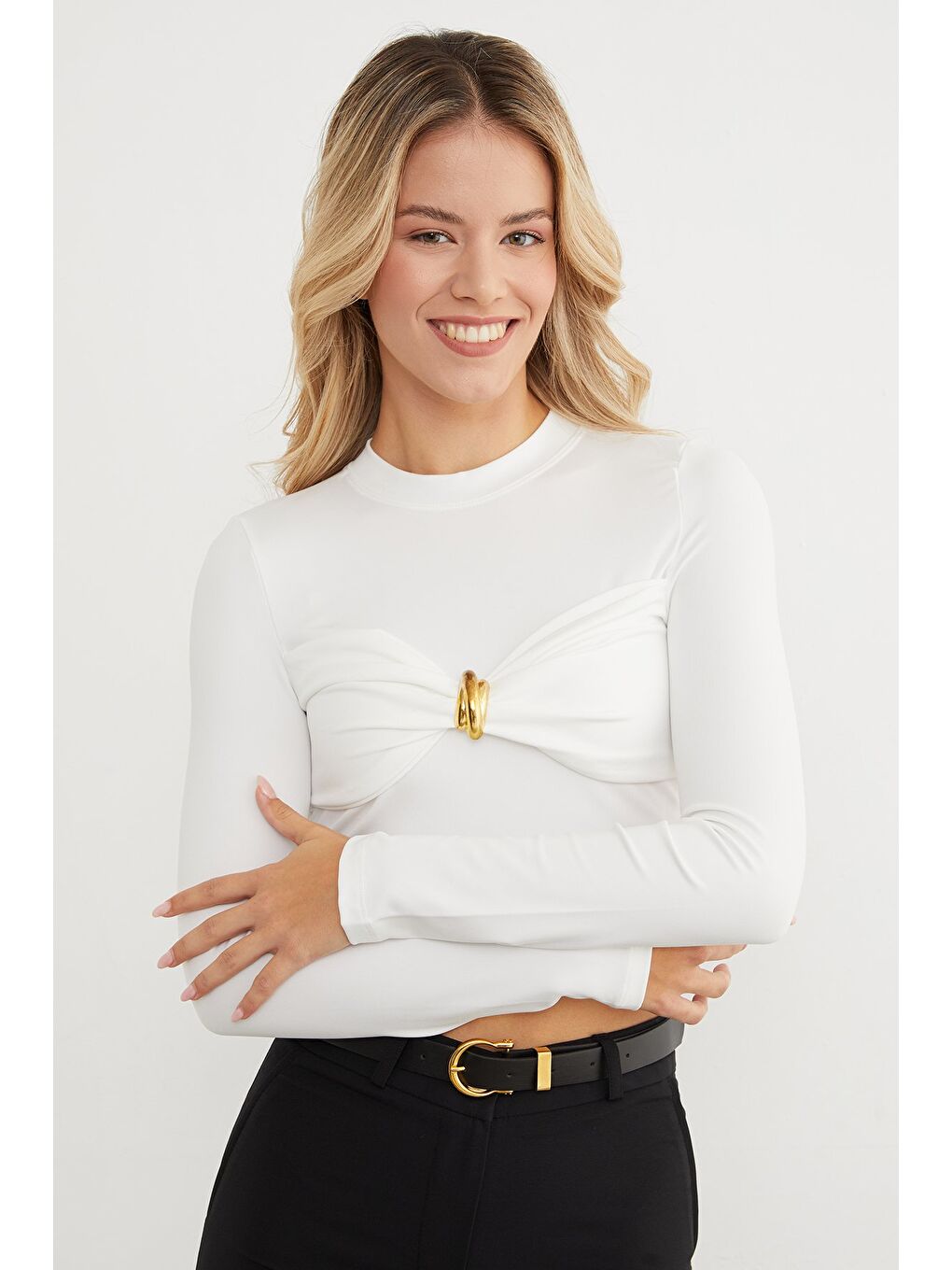 Beyaz Önü Düğümlü Toka Aksesuarlı Bluz