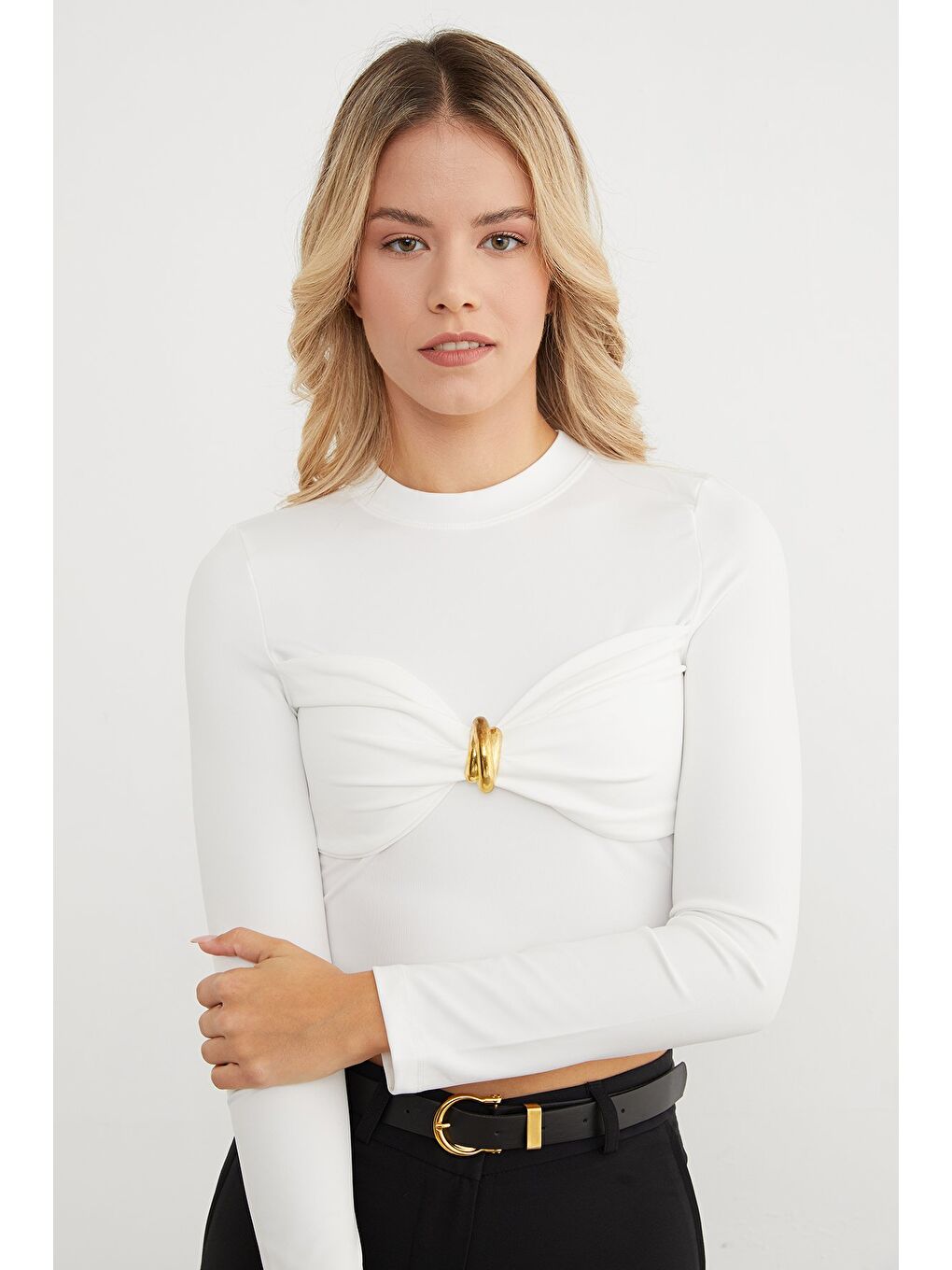 Beyaz Önü Düğümlü Toka Aksesuarlı Bluz-1