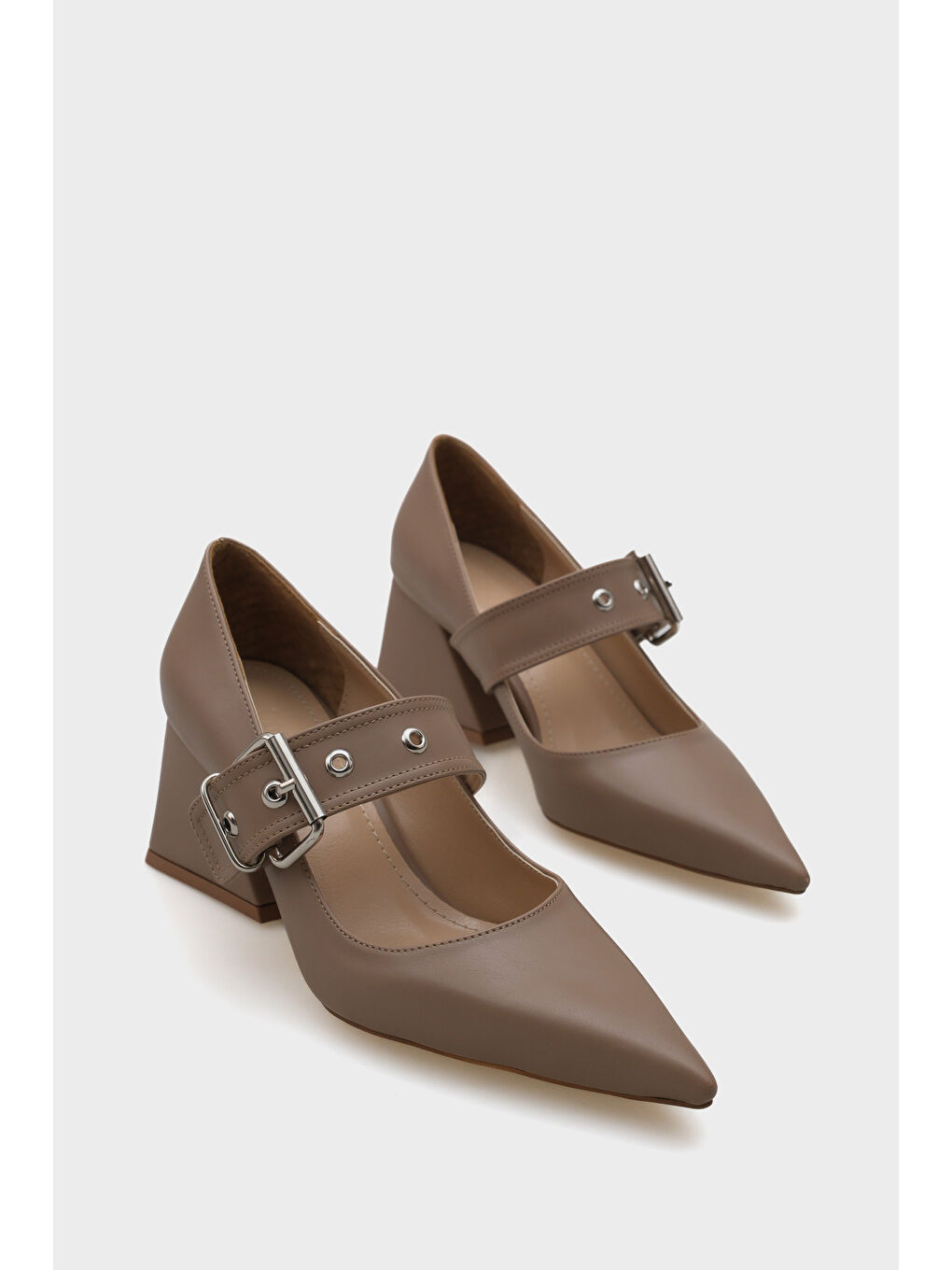 Bej Roda Sivri Burunlu Orta Topuklu Metal Tokalı Kadın Ayakkabı-1