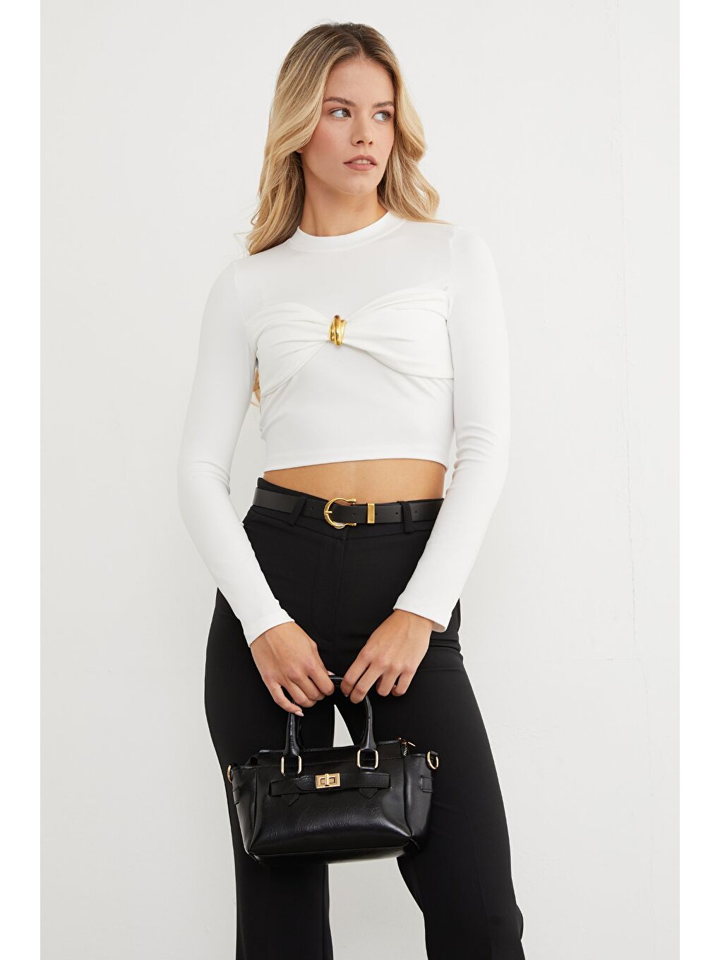 Beyaz Önü Düğümlü Toka Aksesuarlı Bluz-2