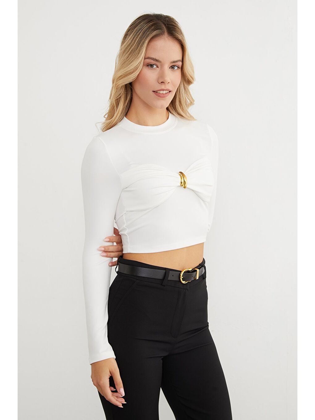 Beyaz Önü Düğümlü Toka Aksesuarlı Bluz-3